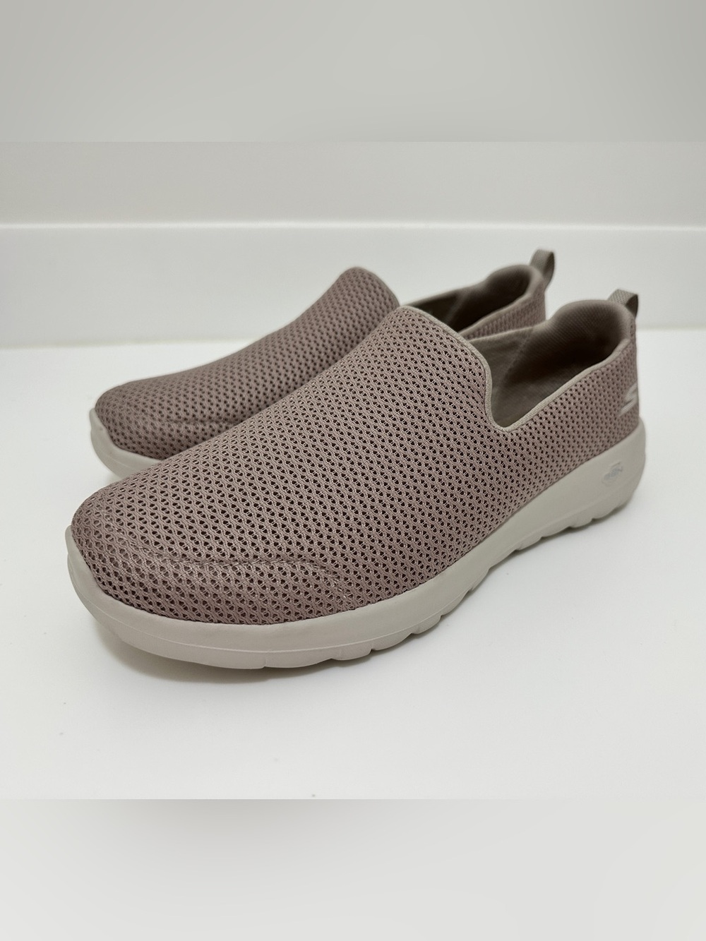 Skechers GOwalk Goga Max Slip-On Walking Shoes Taupe Women’s 11 - Picture 2 of 10